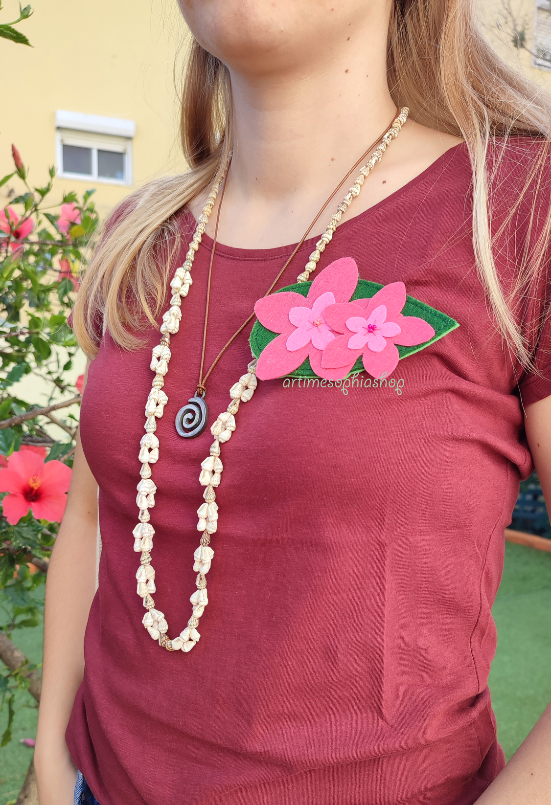 Handmade felt Plumeria Hawaiian Flower accessory inspired by Disney’s Moana. Customizable as keychain, pin, magnet, or hairclip. Symbolizes courage, adventure, and island spirit.
