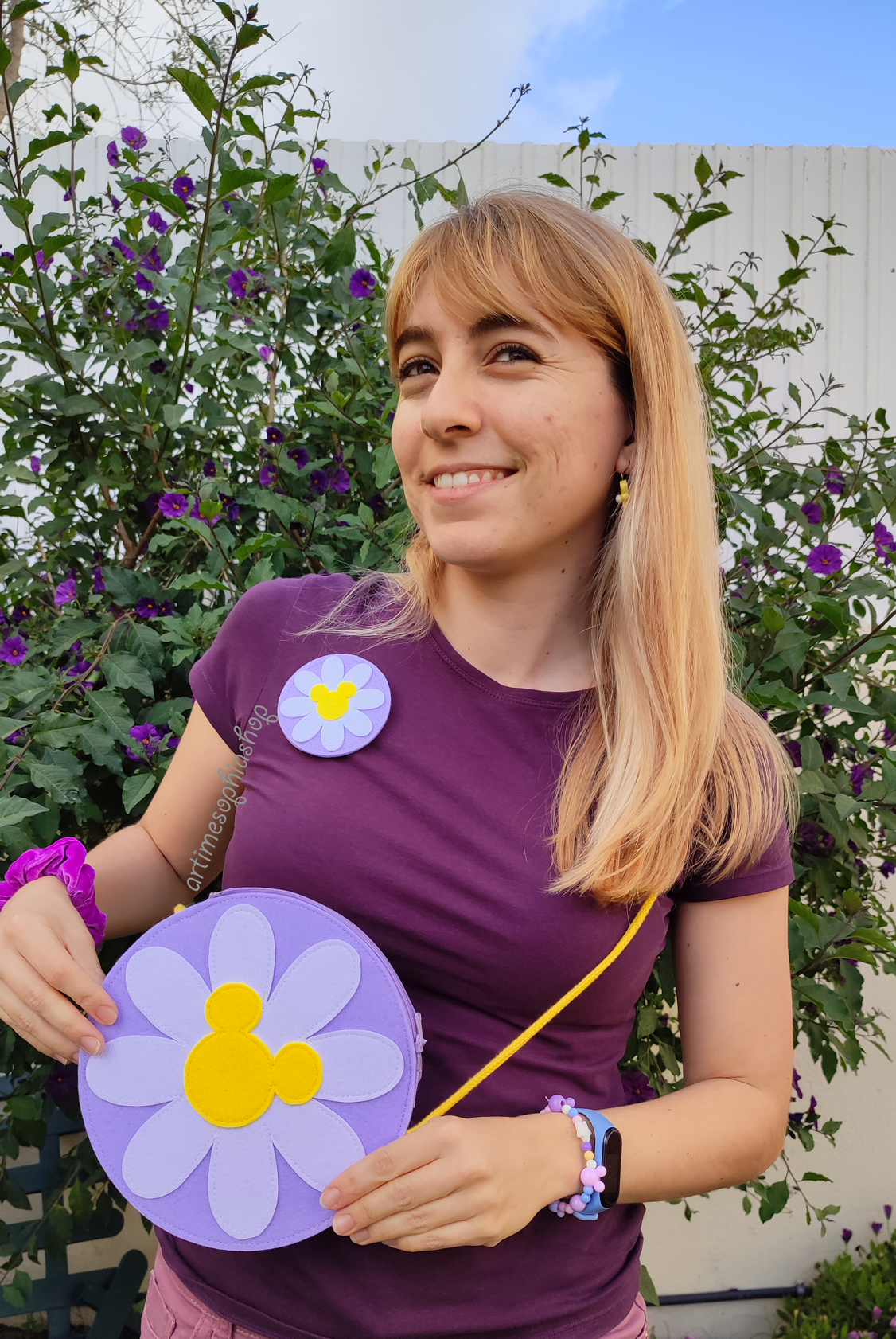 Handmade felt Daisy flower with Mickey-shaped center on a lilac base. Customisable accessory for Disney Bounds — use as a magnet, hairclip, keychain, or pin.