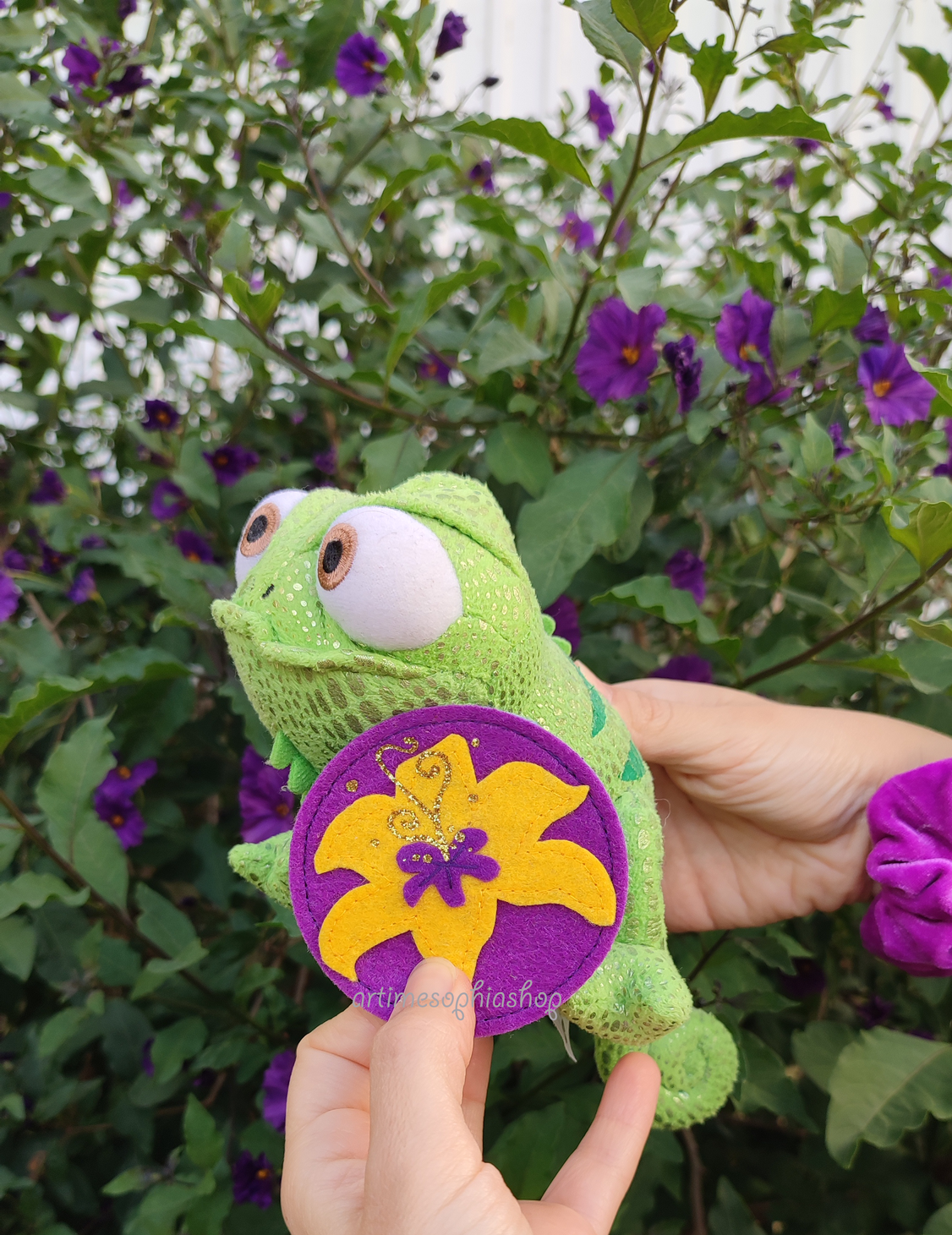 Handmade felt Sun Drop Flower accessory inspired by Disneyās Rapunzel. Customisable as a keychain, pin, magnet, or hairclip. Symbol of light, healing, and adventure.