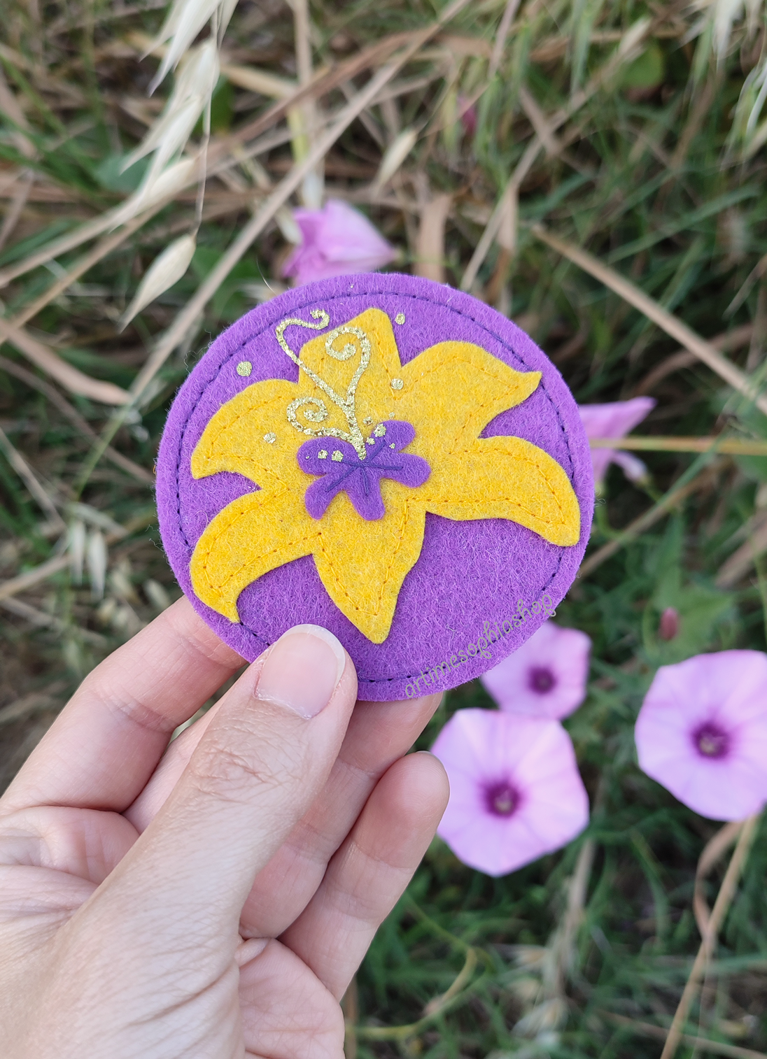 Handmade felt Sun Drop Flower accessory inspired by Disneyās Rapunzel. Customisable as a keychain, pin, magnet, or hairclip. Symbol of light, healing, and adventure.