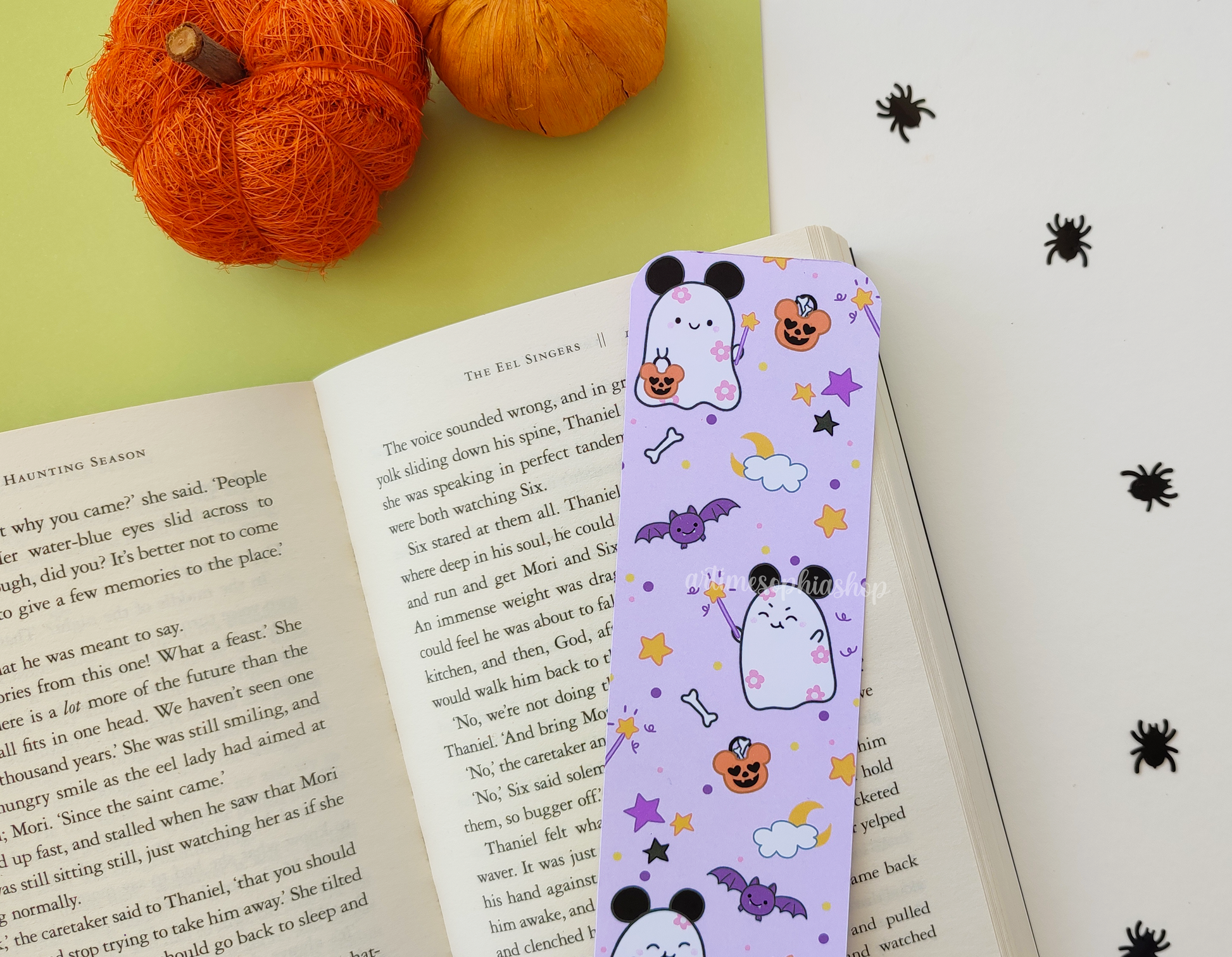 The perfect spooky-cute gift for any bookish lover! This Daisyboo & Pip Halloween bookmark brings magic to your reading breaks and cozy page turns. 👻📖✨