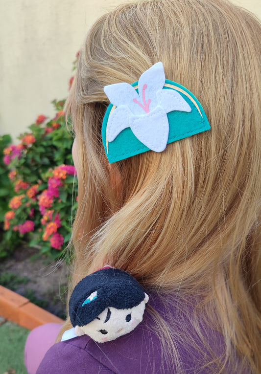 Handmade felt magnolia flower inspired by Mulan, shown in soft pastel tones – perfect as a Disney Bound accessory or decorative magnet.