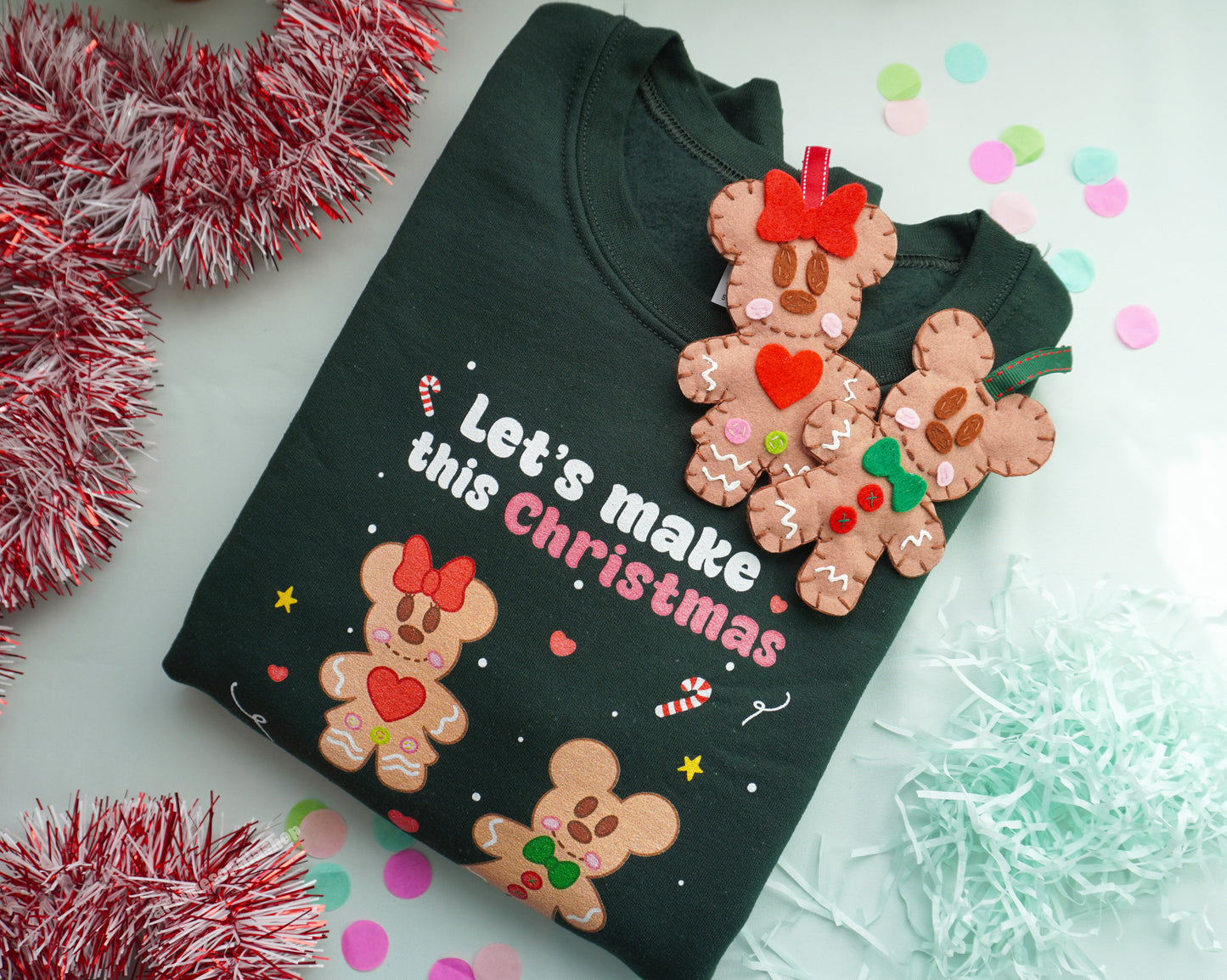 Bring the sweetness of Christmas to life with this cosy and magical Gingerbread Holiday Bundle: a heart-warming set that combines a Disney-inspired sweatshirt with two handmade felt ornaments of Mickey and Minnie as gingerbread cookies.