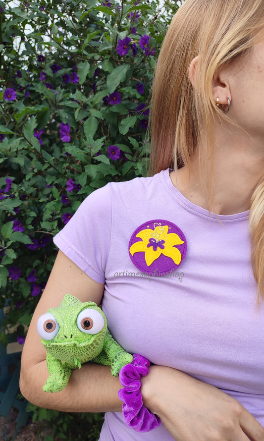 Handmade felt Sun Drop Flower accessory inspired by Disney’s Rapunzel. Customisable as a keychain, pin, magnet, or hairclip. Symbol of light, healing, and adventure.