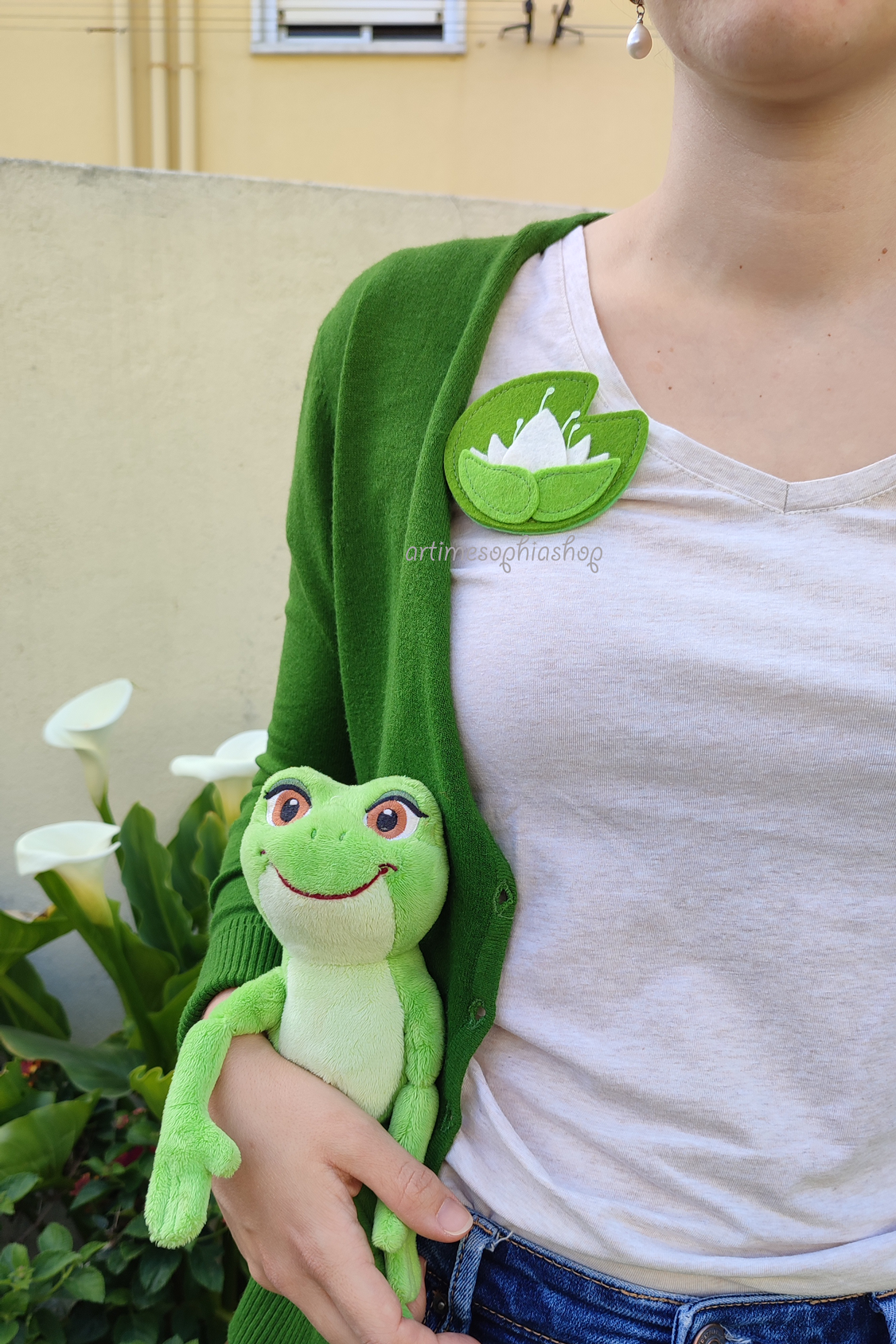 Handmade felt Water Lily flower accessory inspired by Disney’s Princess Tiana. Customizable as keychain, pin, magnet, or hairclip. Symbol of resilience, rebirth, and following your dreams.